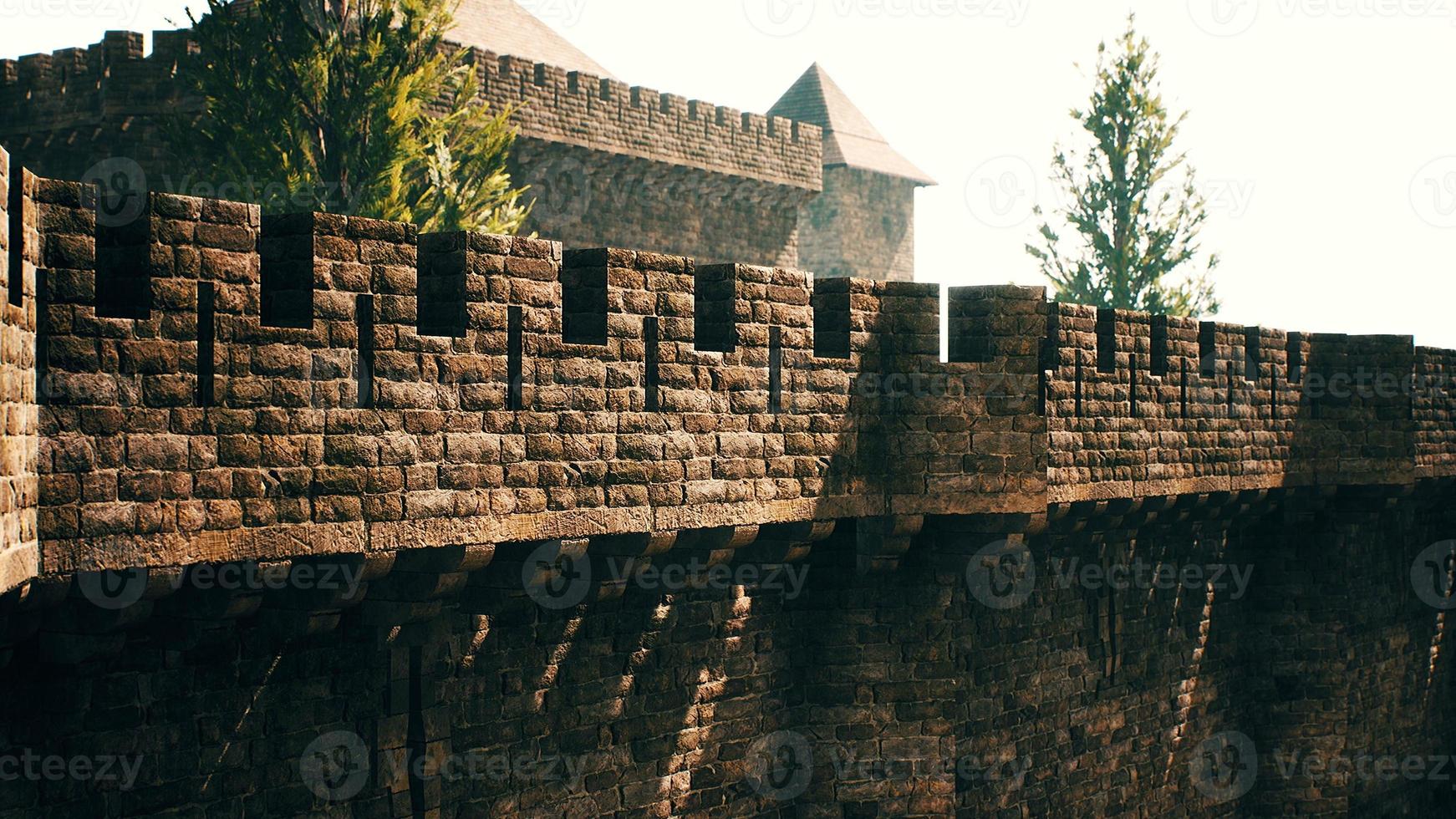 antiguas murallas del castillo al atardecer foto