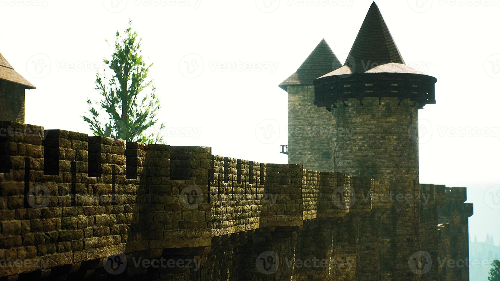 antiguas murallas del castillo al atardecer foto