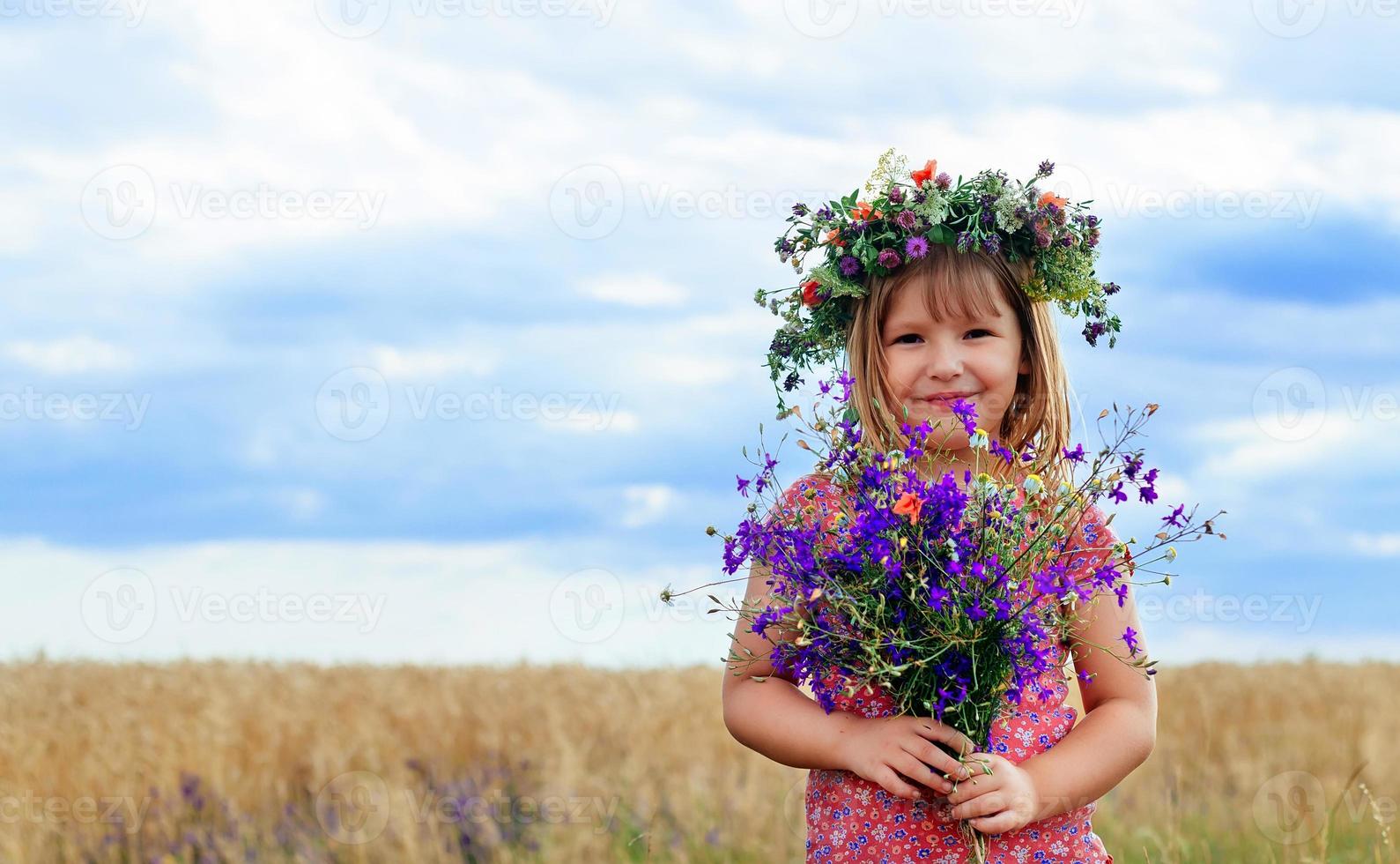 linda niña en el campo de trigo de verano foto