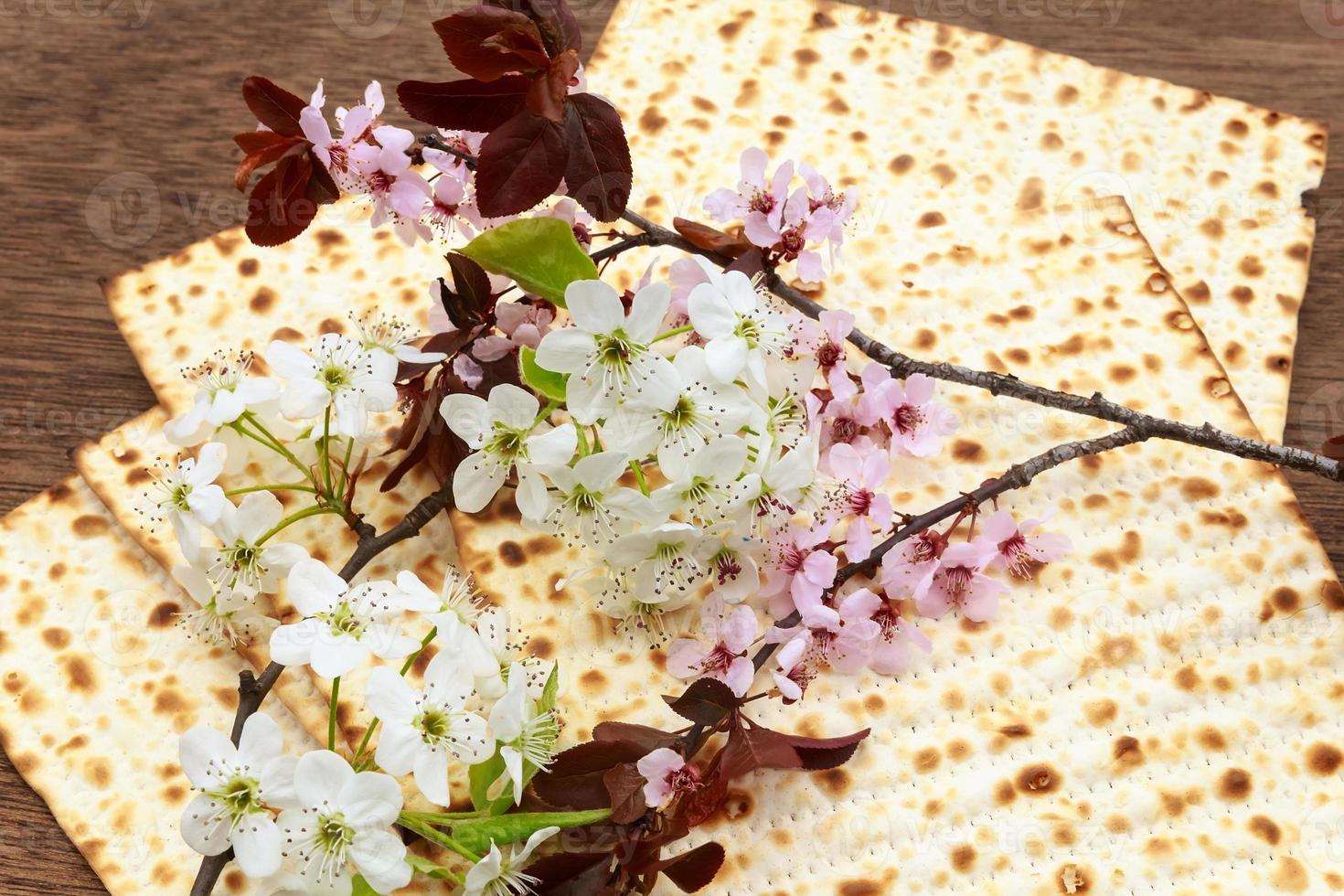 Pesach bodegón con vino y matzá pan de pascua judía foto