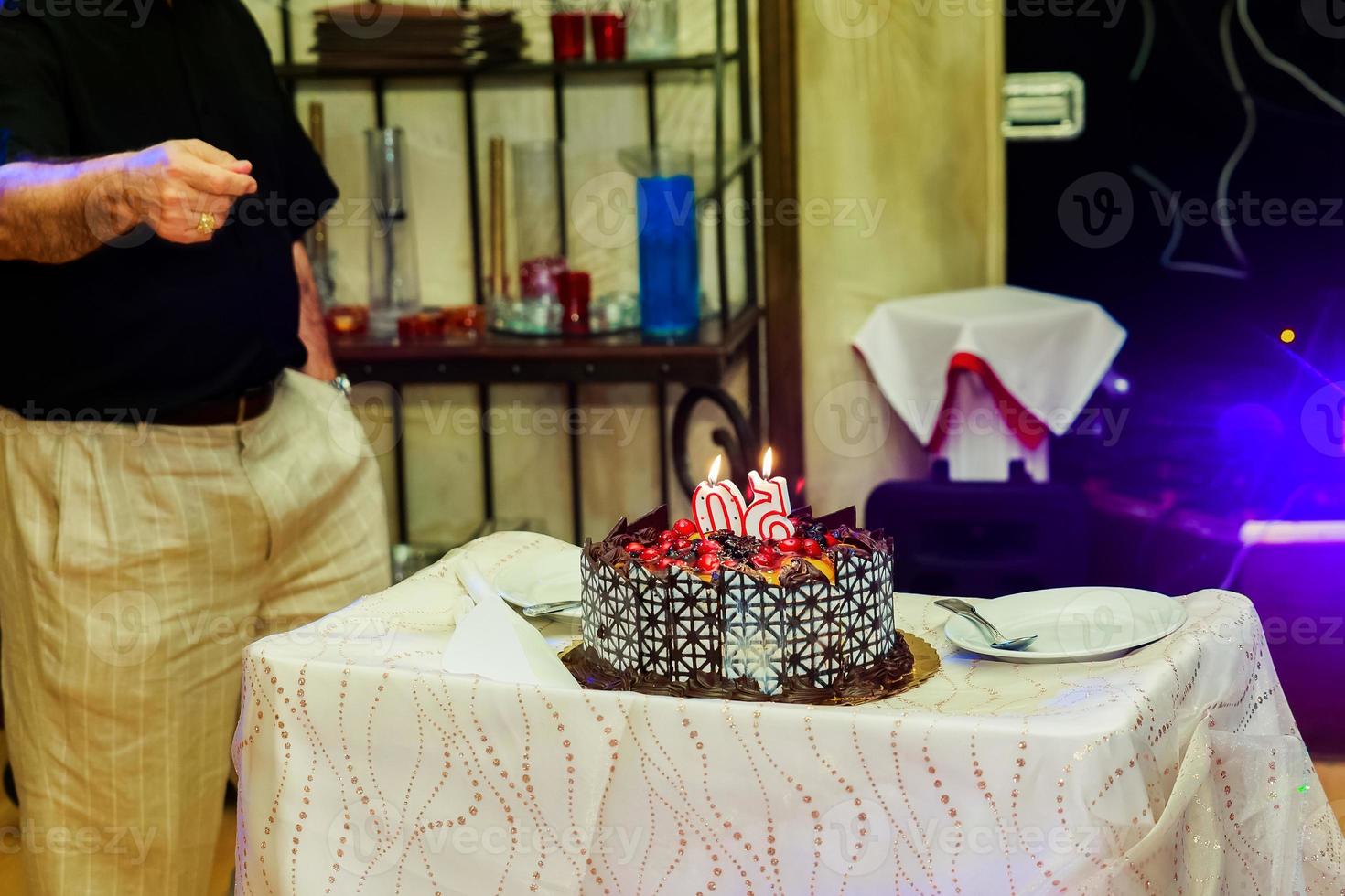 celebración el aniversario de 50 años pastel de restaurante foto