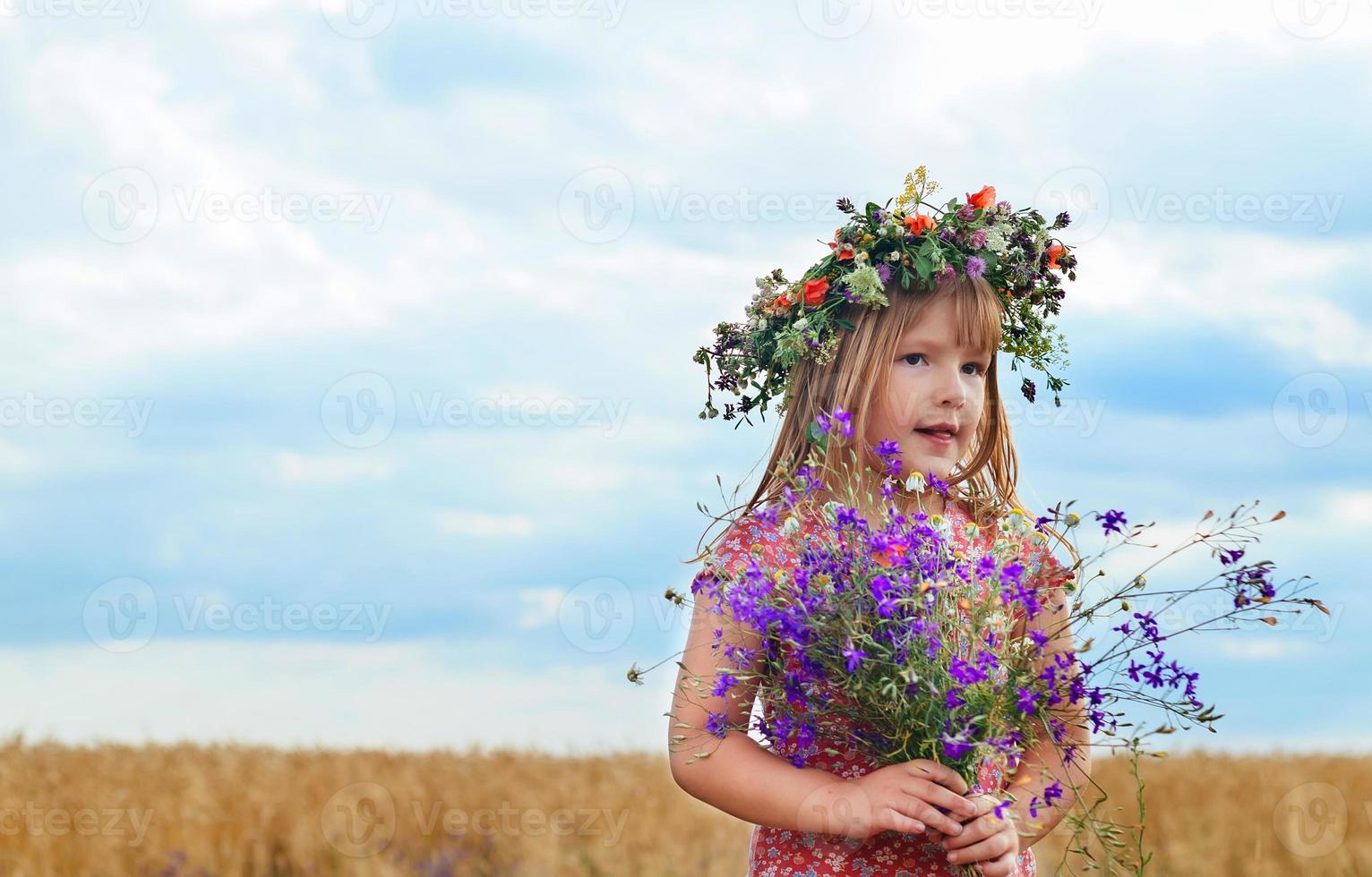 linda niña en el campo de trigo de verano foto