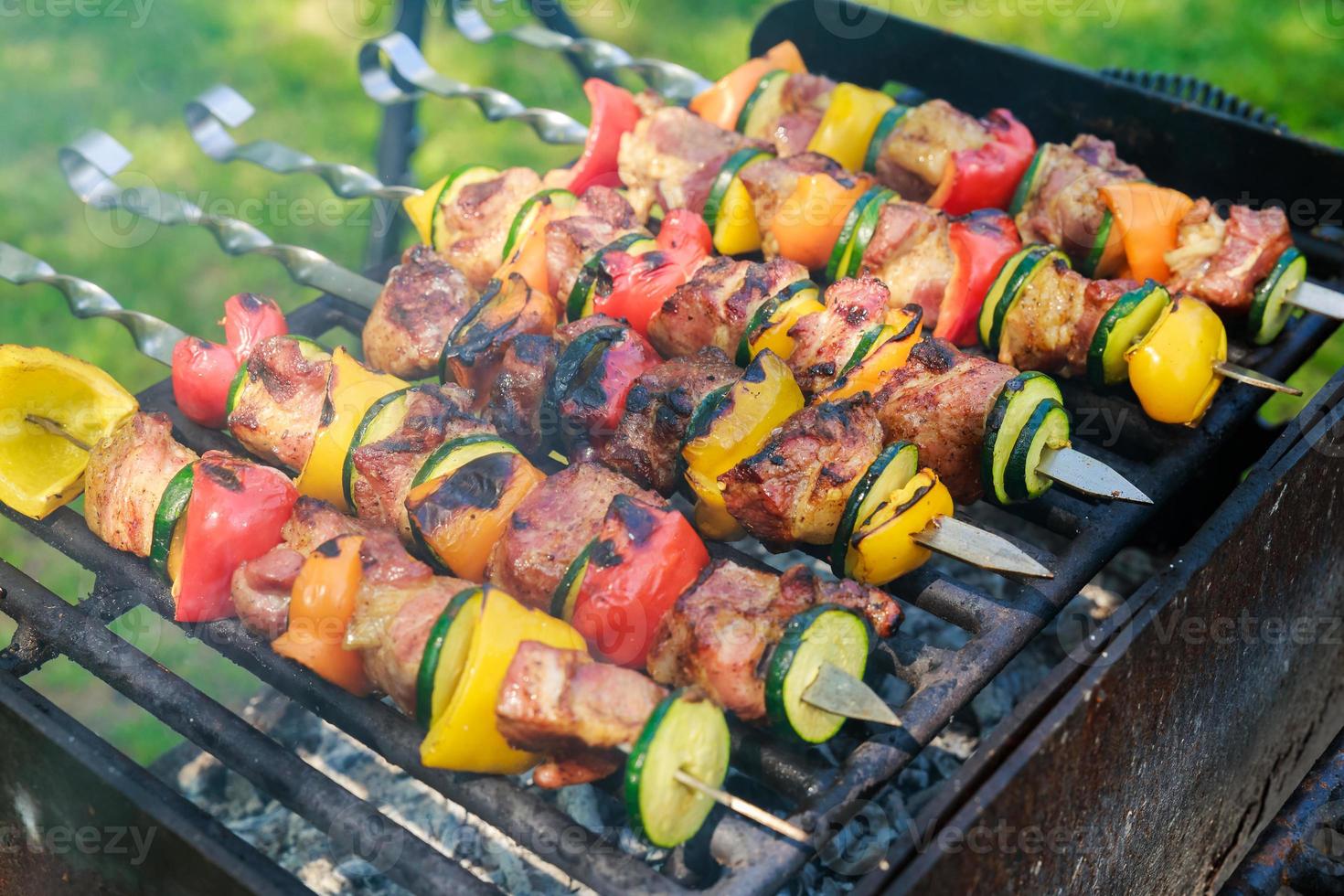 apetitoso carne fresca shish kebab preparado parrilla madera foto