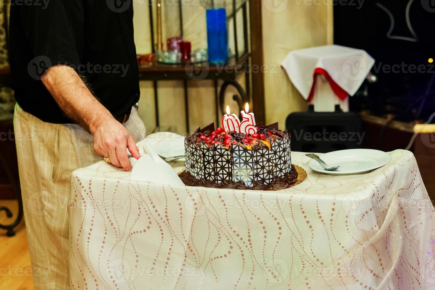 celebración el aniversario de 50 años pastel de restaurante foto