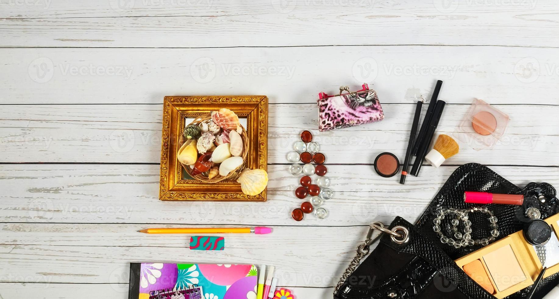 uñas maquillaje cuaderno bolsa espejo mujer dama cosas foto