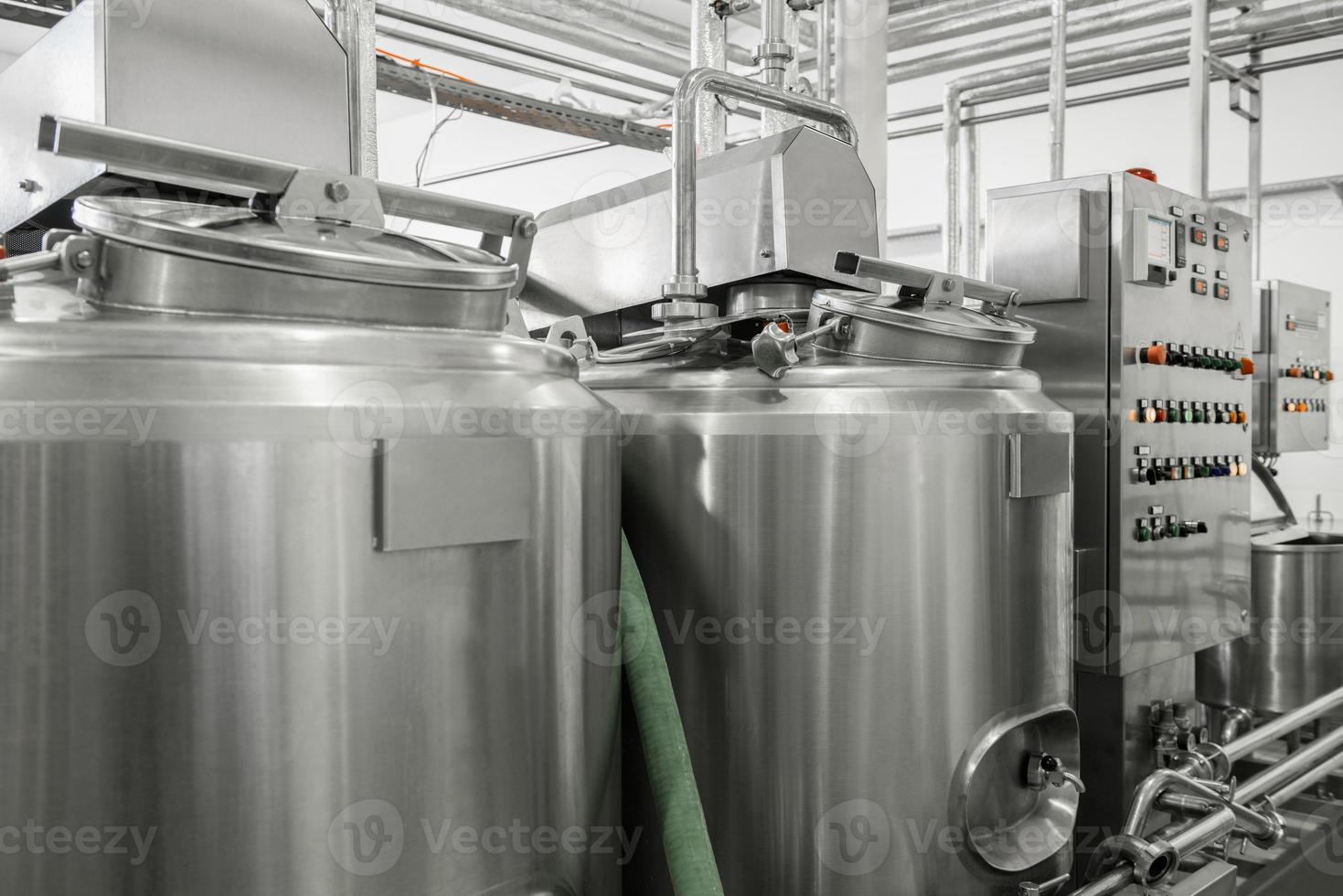 Tanque de almacenamiento y pasteurización en la fábrica de leche. equipo en la planta de productos lácteos foto