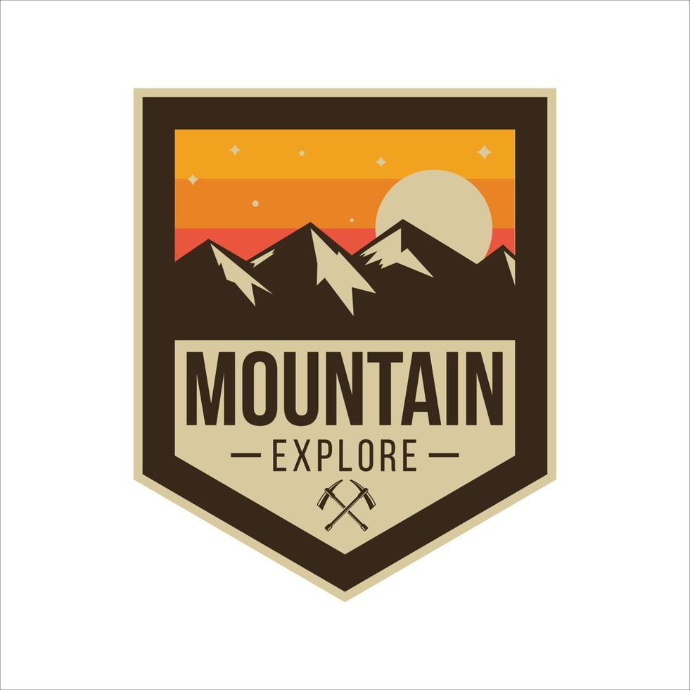 simple aventura de camping con logo en las montañas y la naturaleza. vector