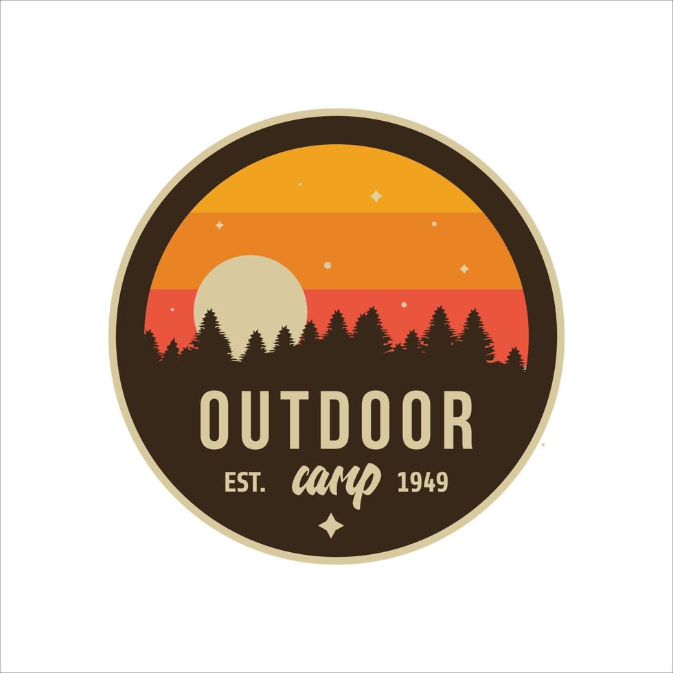 simple aventura de camping con logo en las montañas y la naturaleza. vector