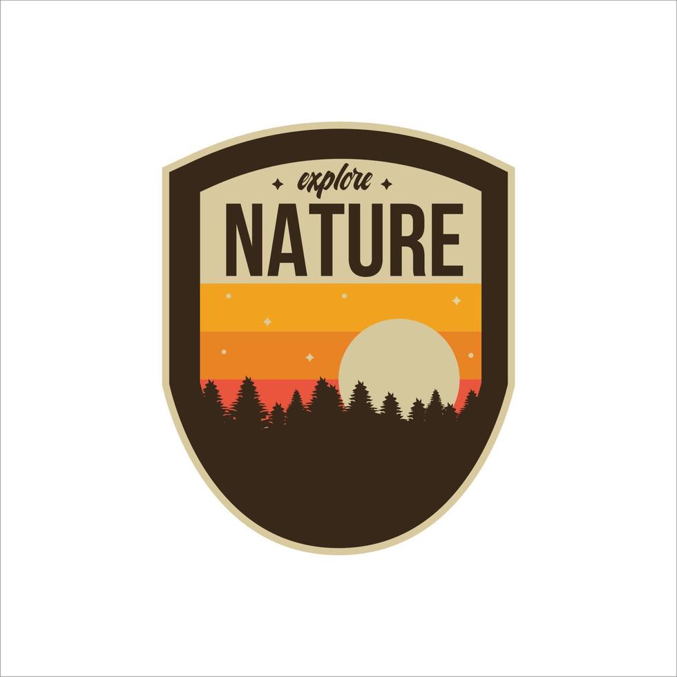 simple aventura de camping con logo en las montañas y la naturaleza. vector