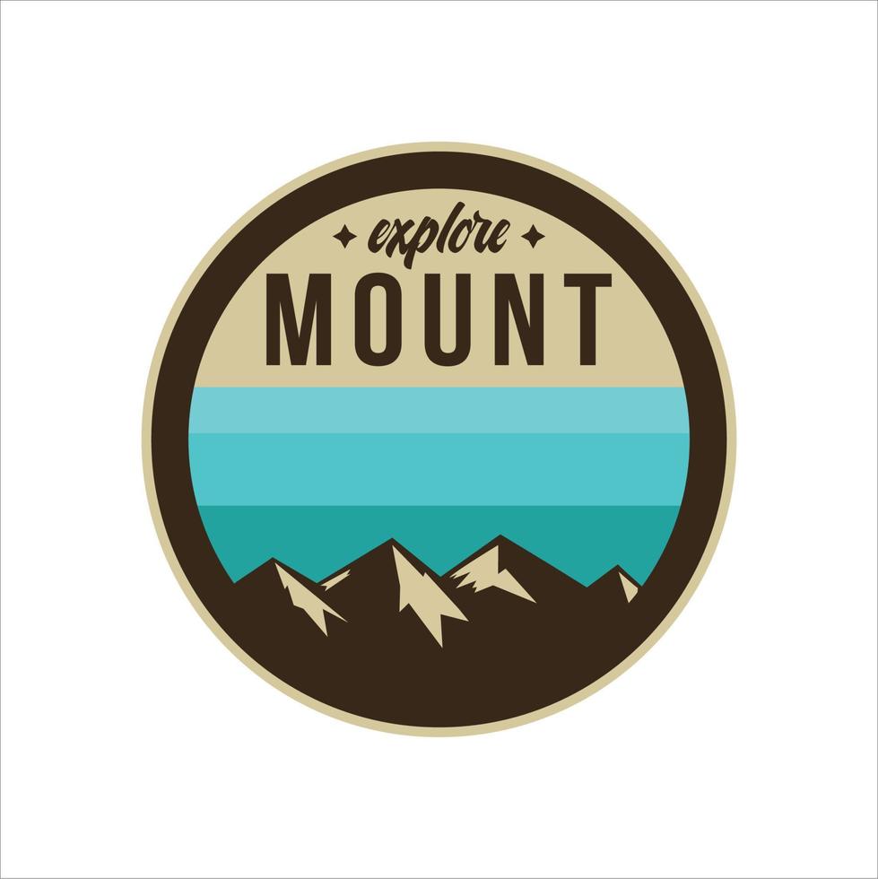 simple aventura de camping con logo en las montañas y la naturaleza. vector