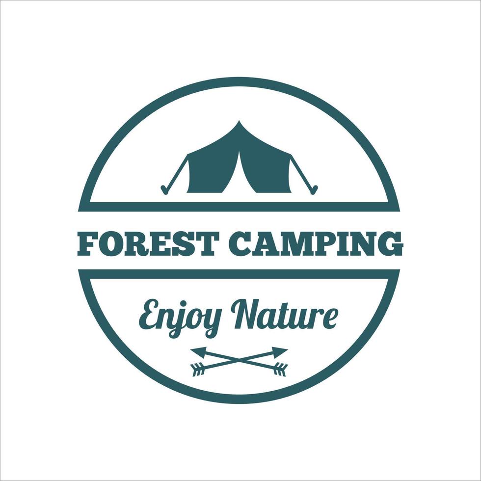 ilustración del logotipo de camping y aventura en la naturaleza y las montañas vector