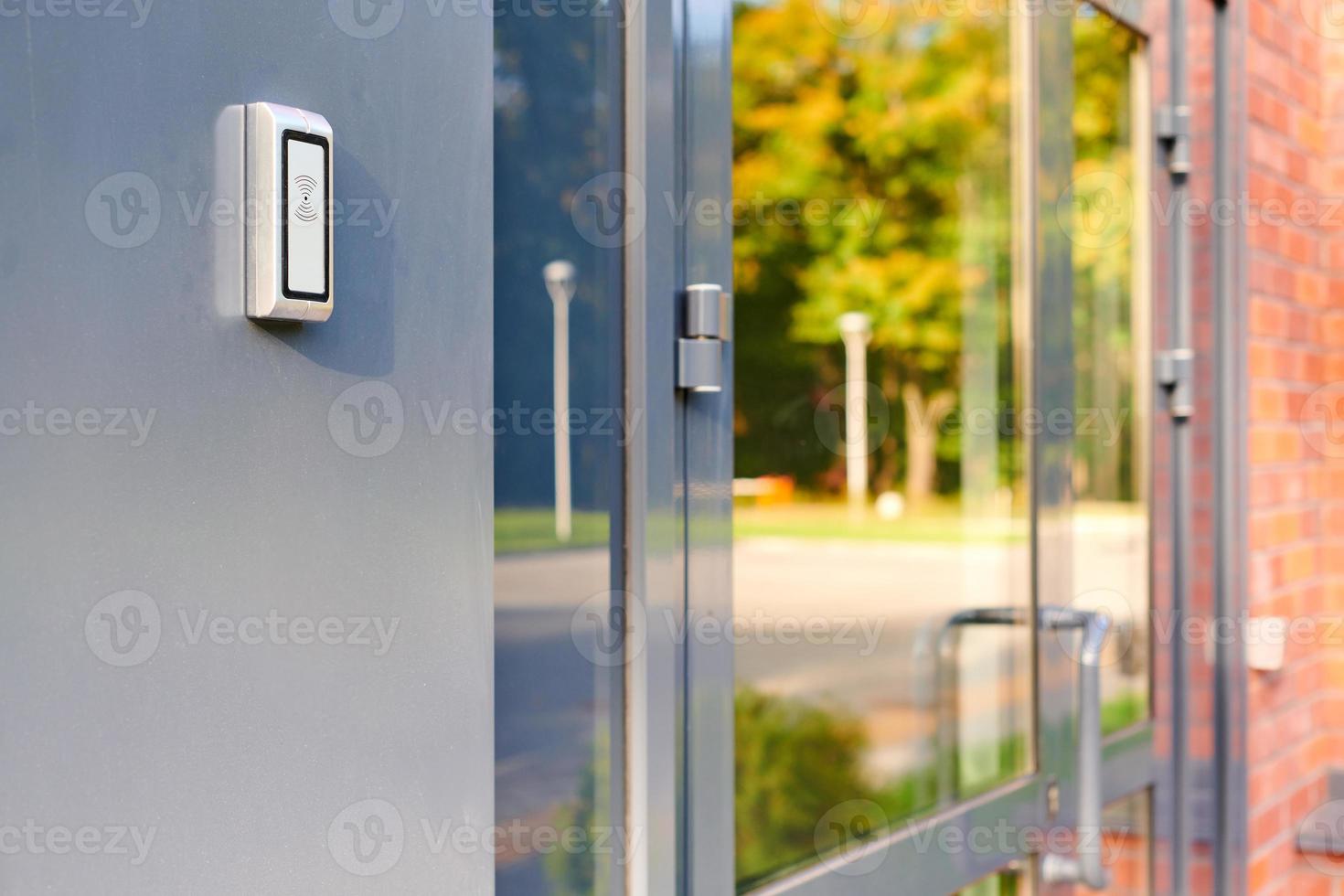 lector rfid en la puerta de la oficina, acceso solo para empleados mediante tarjeta rfid, sistema de control de cerraduras y llaves foto