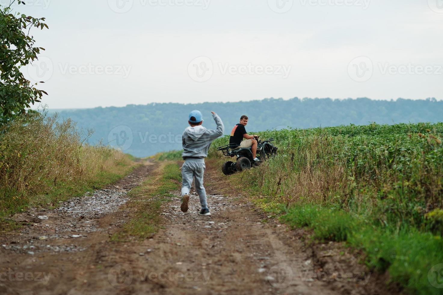 hombre conduciendo quad de cuatro ruedas atv. foto