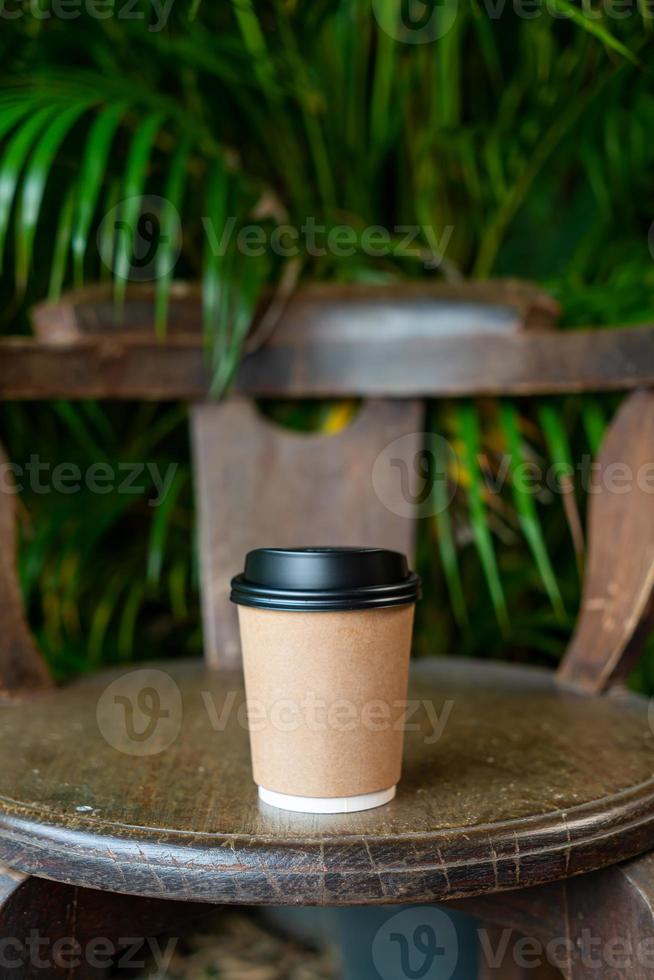 taza de café caliente en la mesa de madera foto