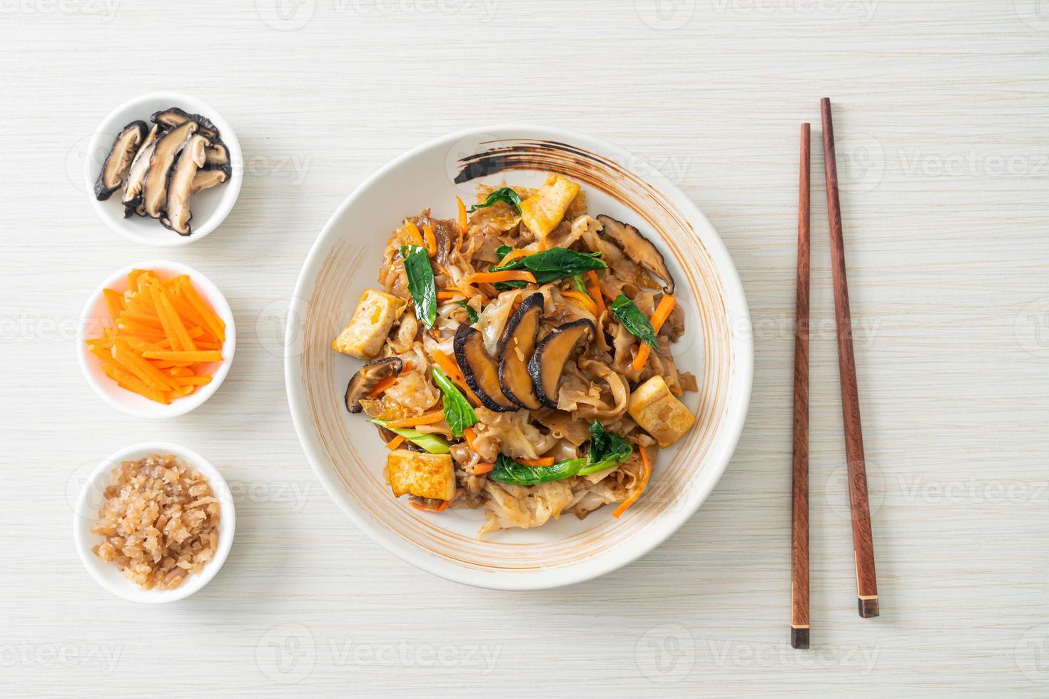stir-fried noodles with tofu and vegetables photo