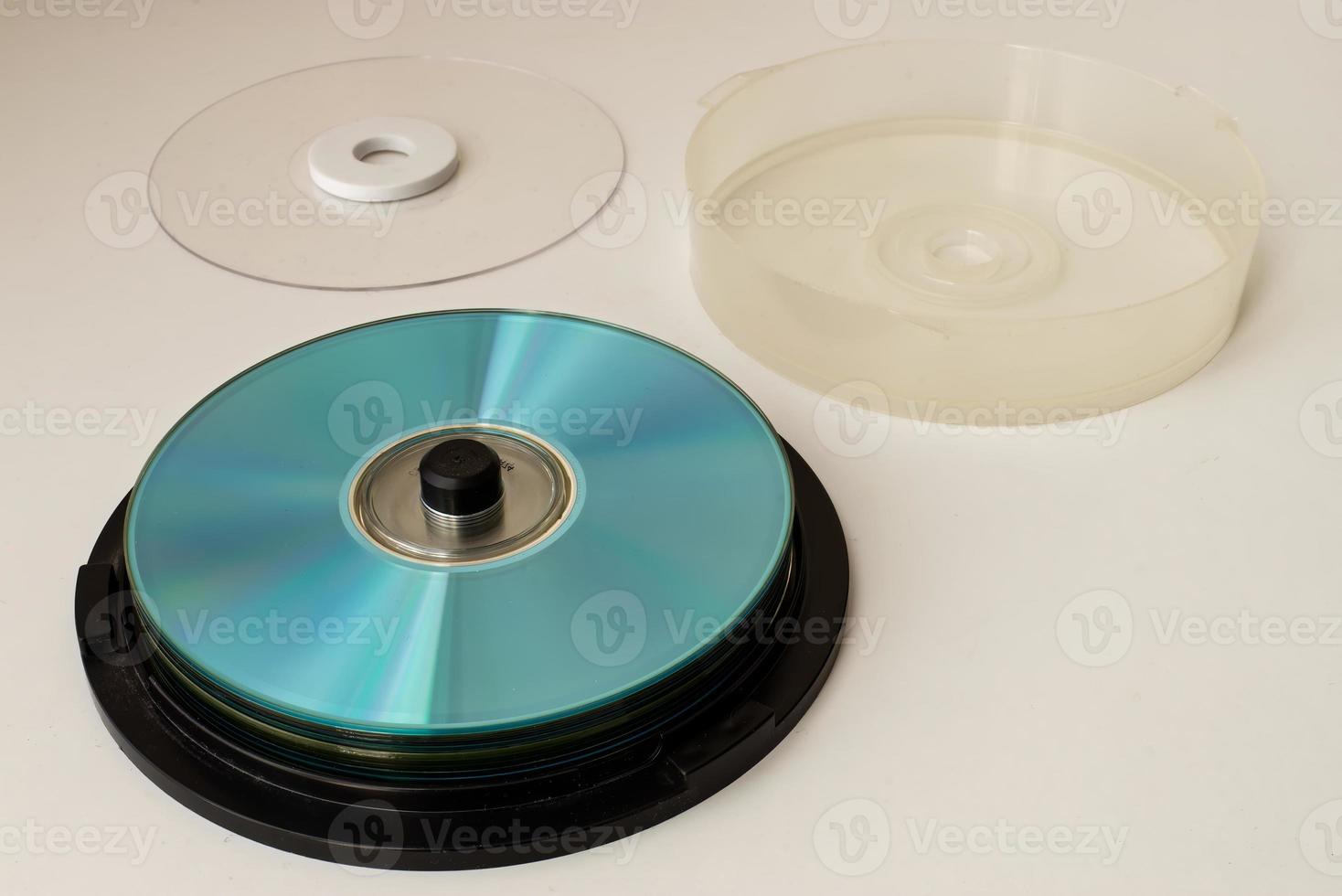 contenedor de cd y dvd de plástico sobre fondo blanco. Tecnología de los 90. foto