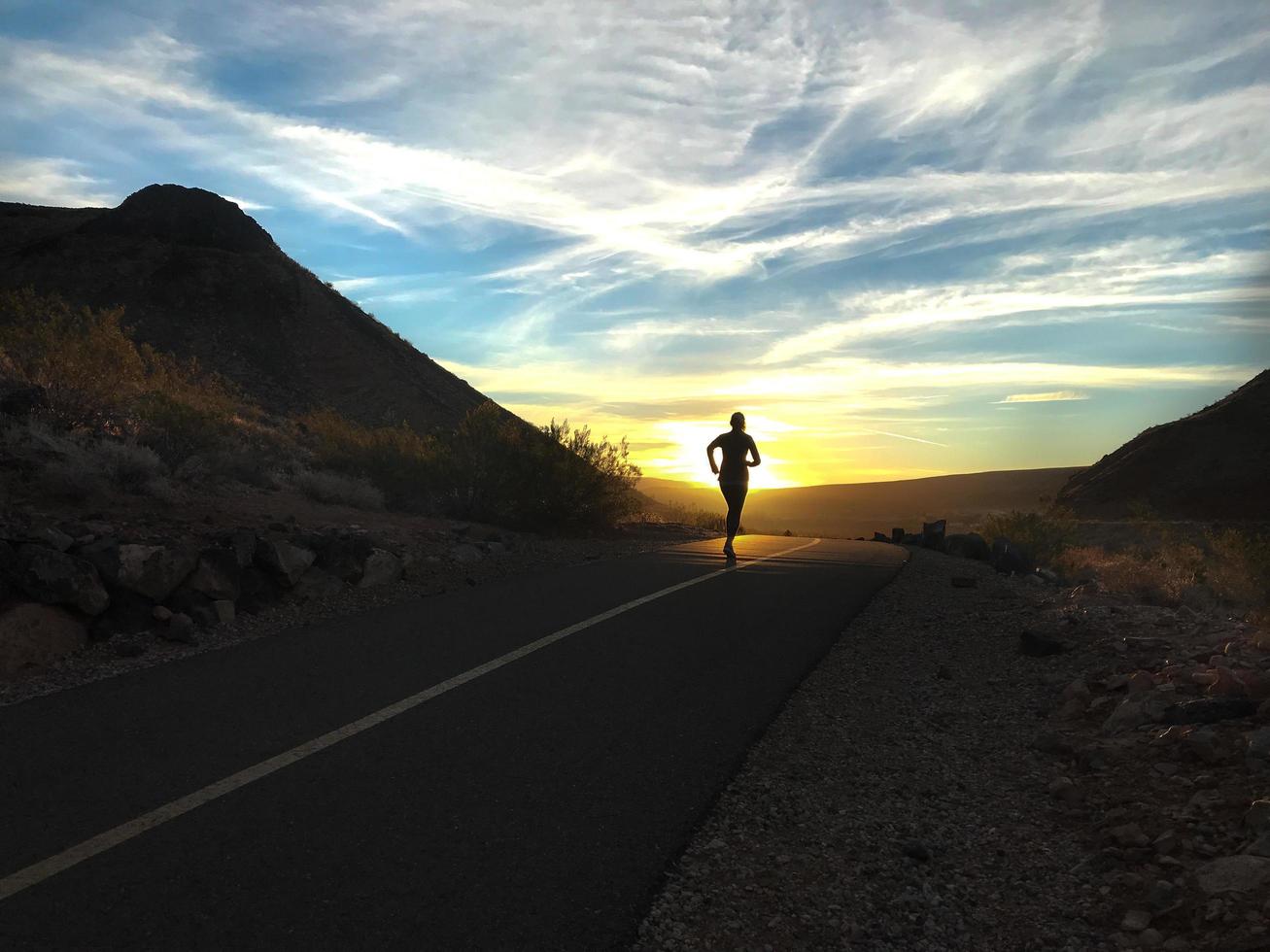 corriendo hacia la puesta de sol foto