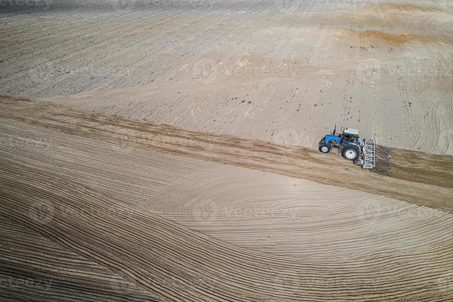 Vista superior del vuelo de los arados del tractor. foto