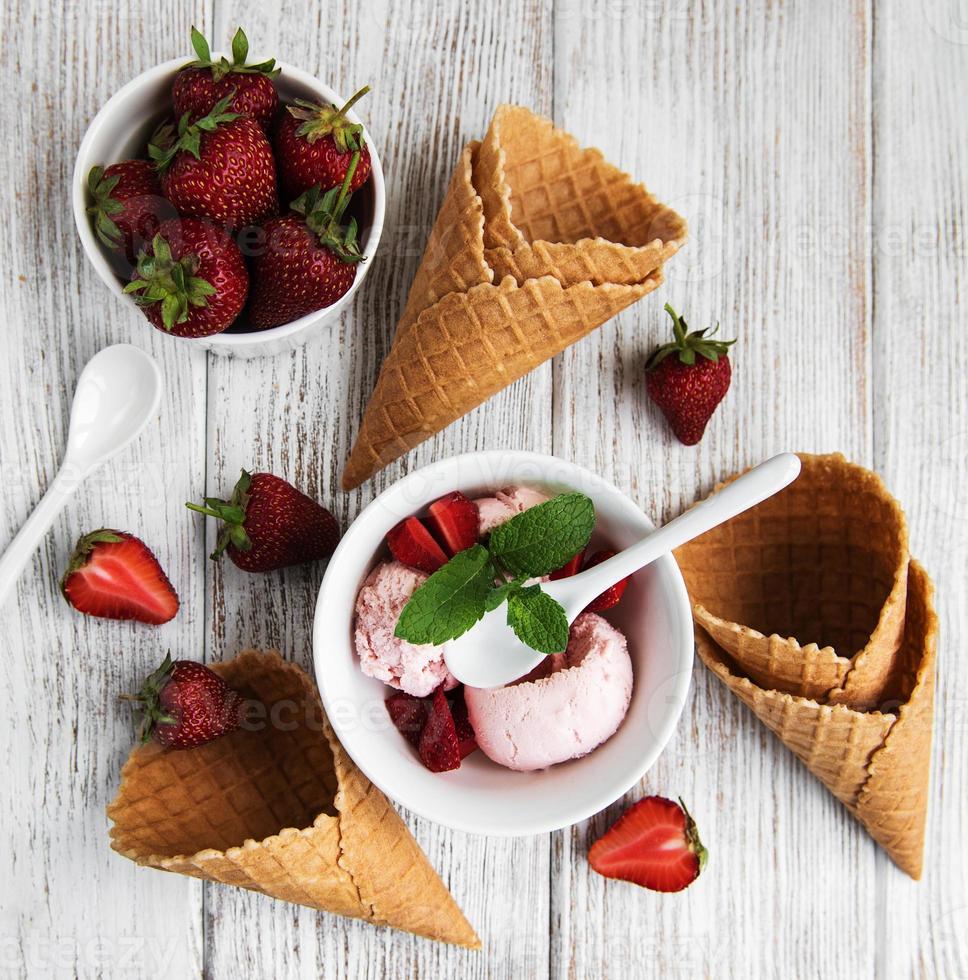 Strawberry ice cream photo