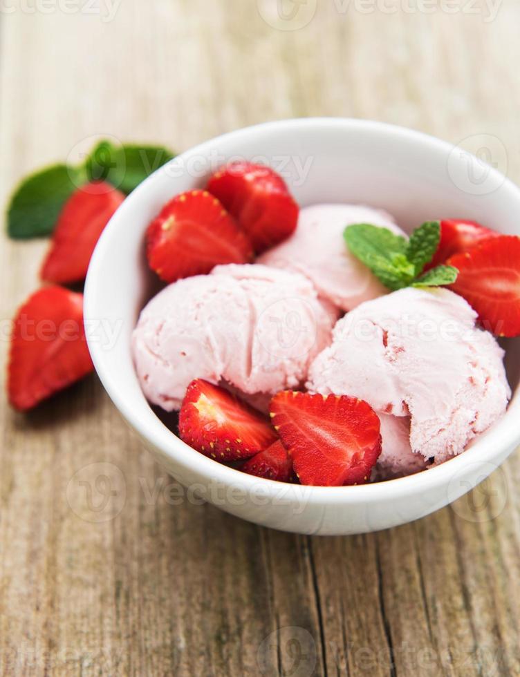 Strawberry ice cream photo