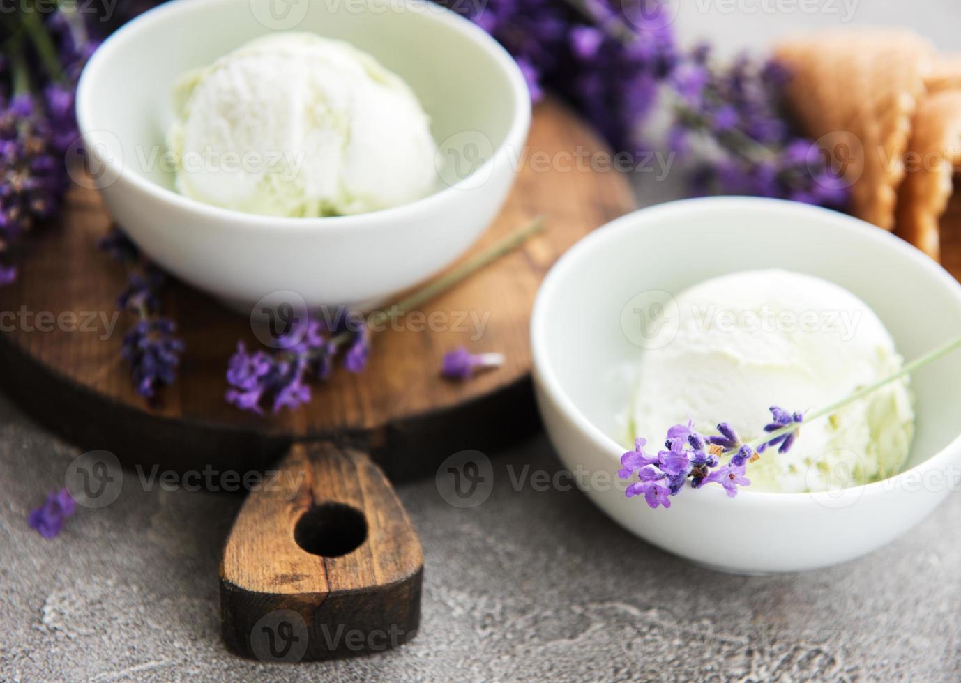 helado y flores de lavanda foto