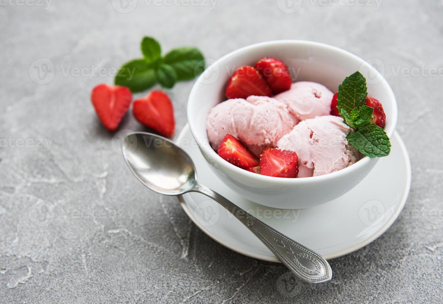 Strawberry ice cream photo