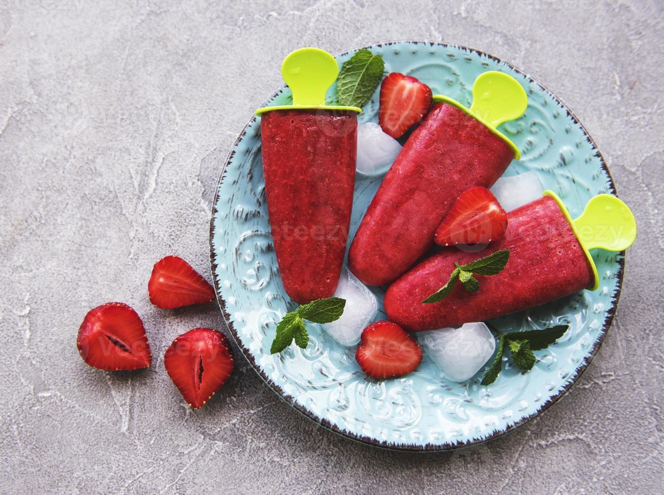 helado casero de fresa foto