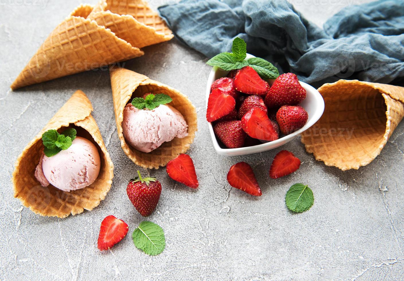 Strawberry ice cream photo