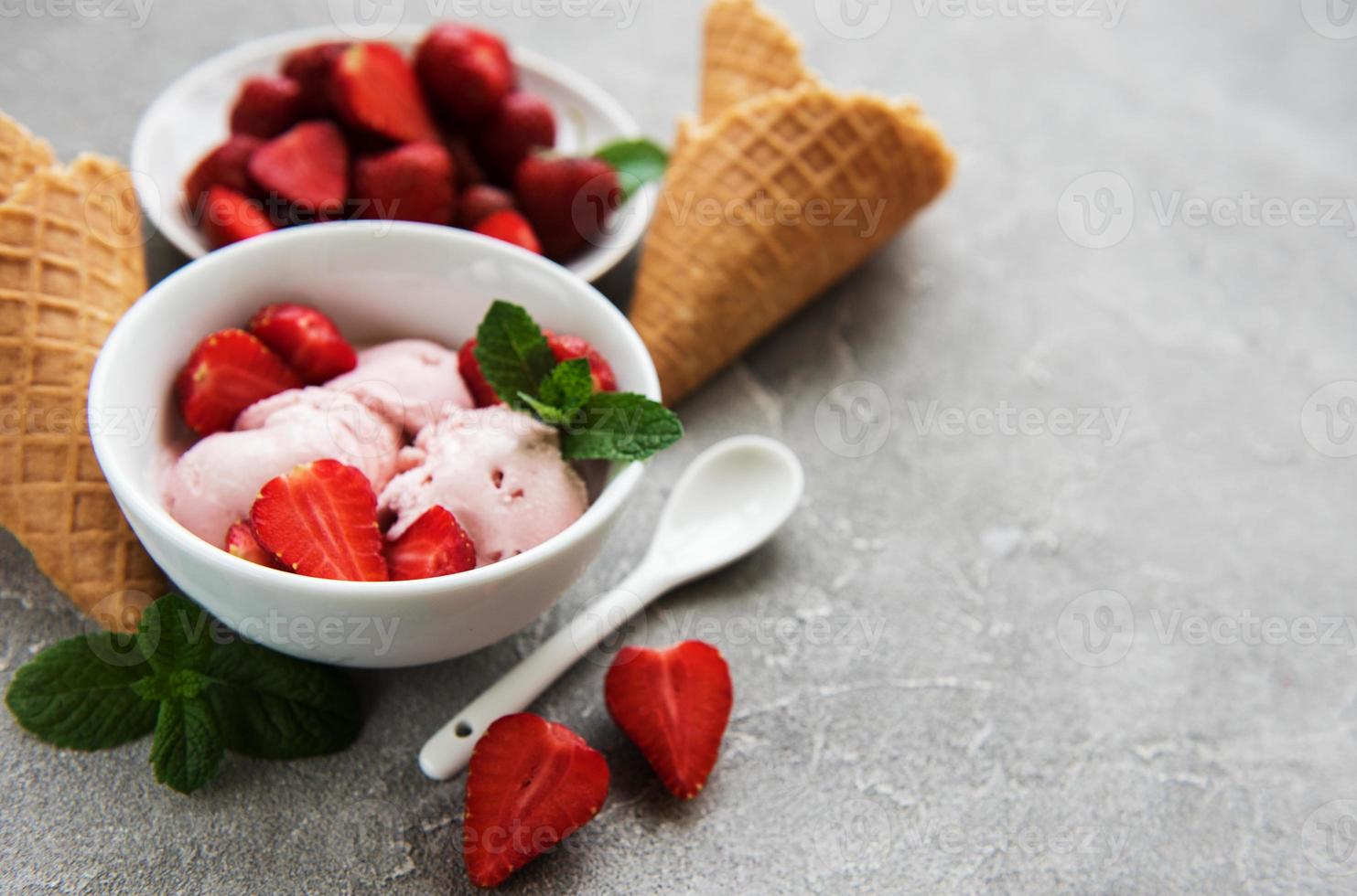 Strawberry ice cream photo