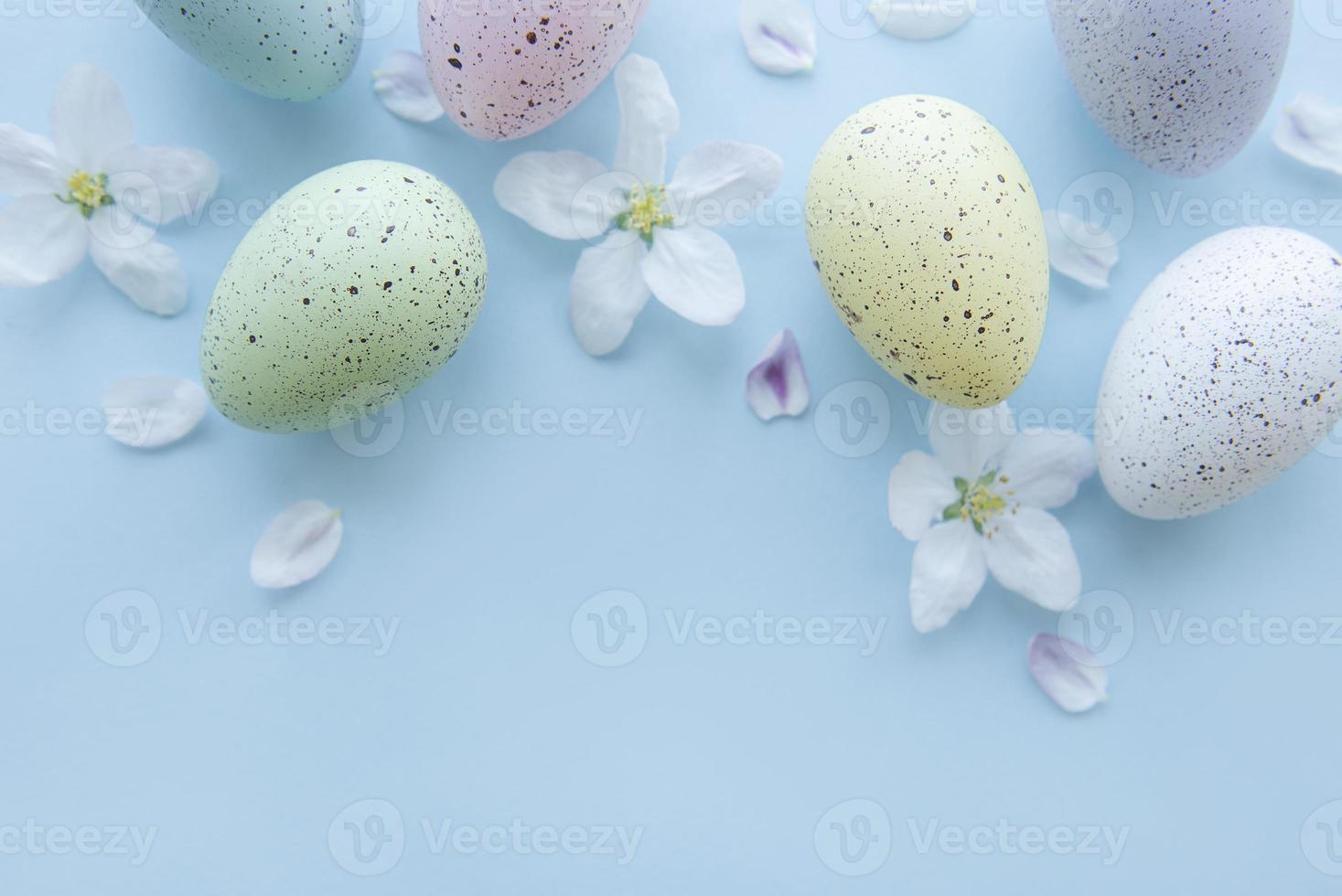 coloridos huevos de pascua sobre fondo azul foto