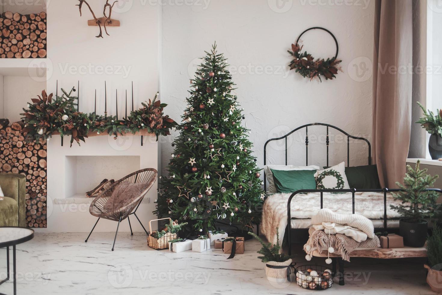 Classic christmas New Year decorated interior room New year tree. Christmas  tree with gold decorations and gift boxes. Modern white classical style  interior design apartment. Christmas eve at home. 12579447 Stock Photo