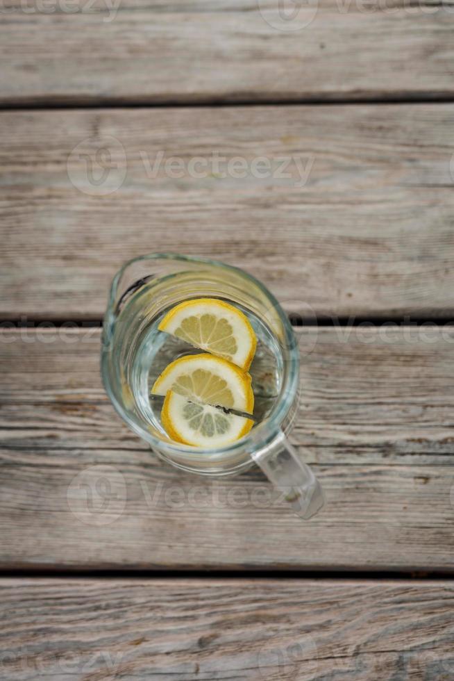 jarra de limonada con limon foto