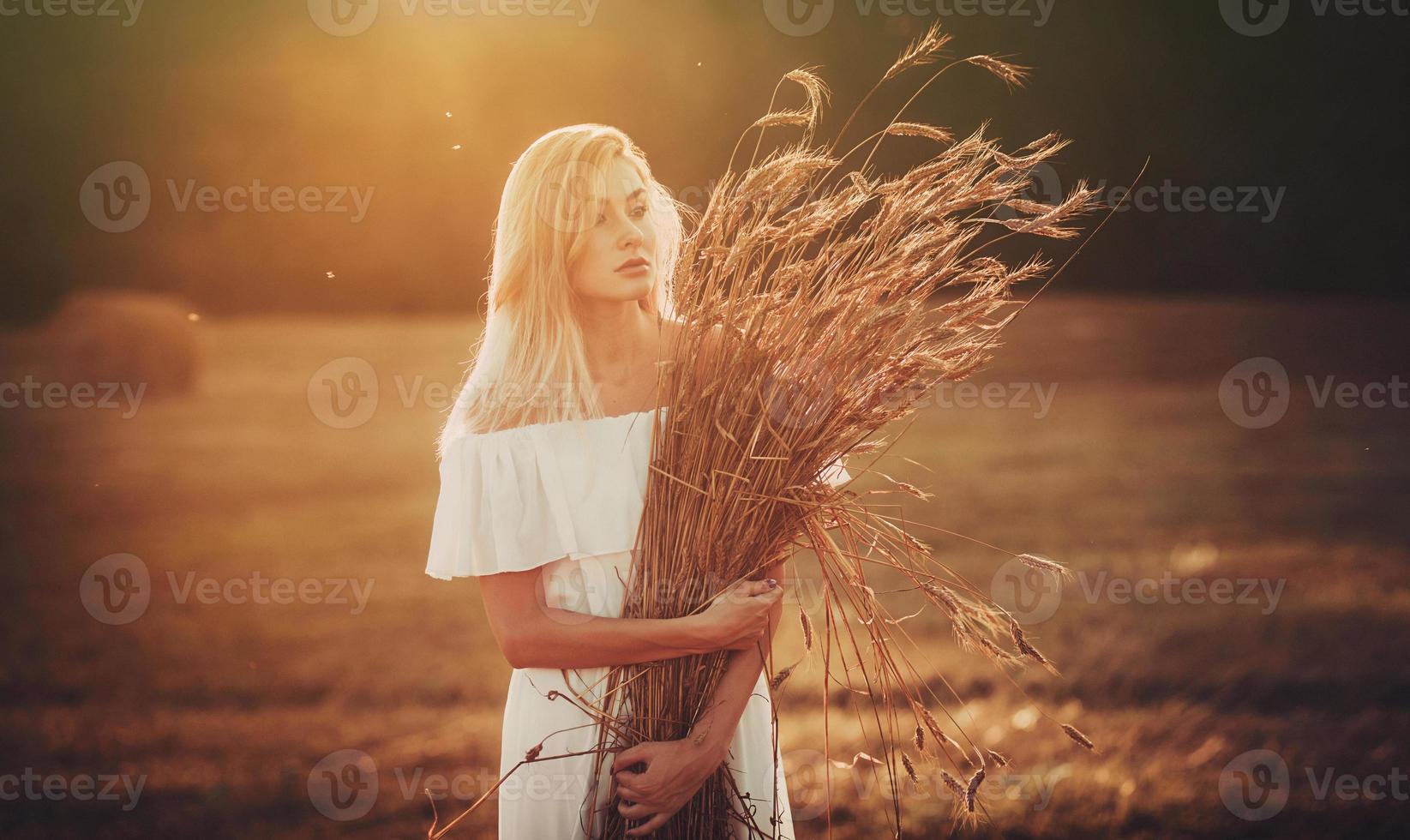 hermosa rubia en el campo foto