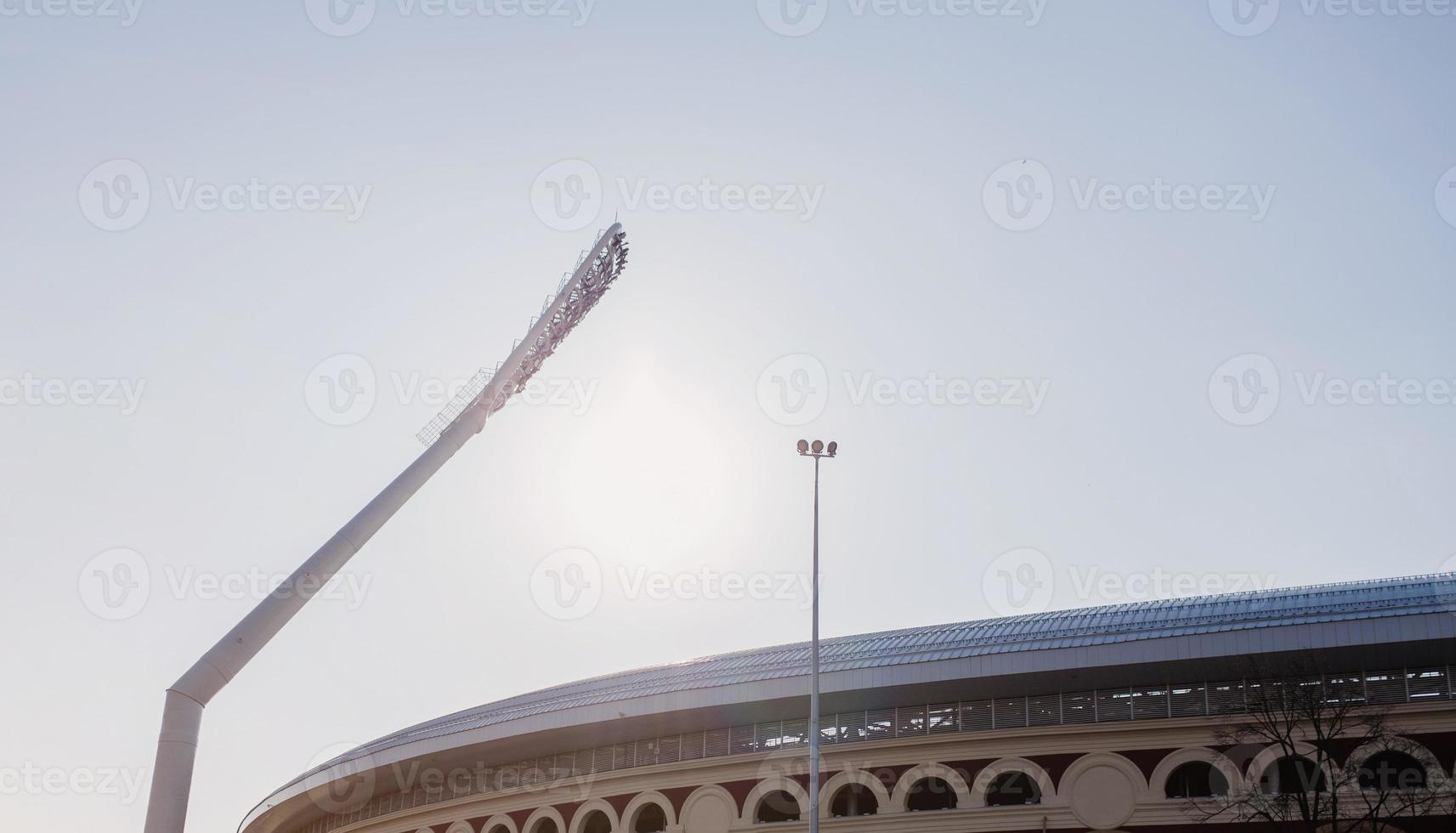 mástil con focos en el estadio foto