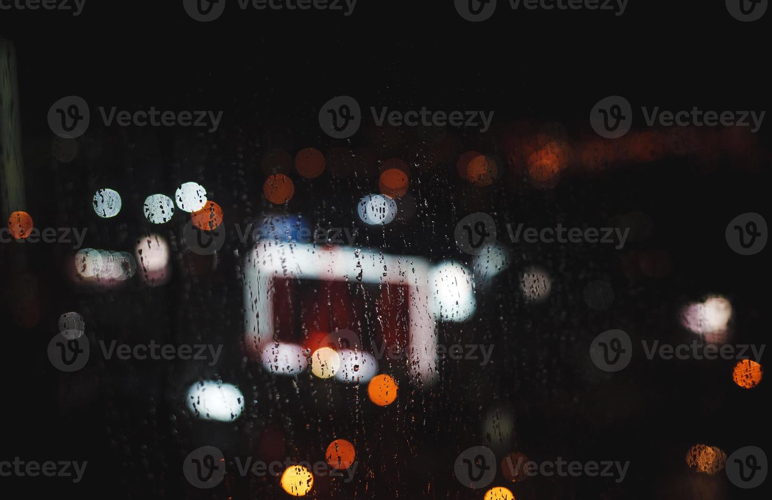 bokeh por la noche, paisaje urbano bajo la lluvia foto