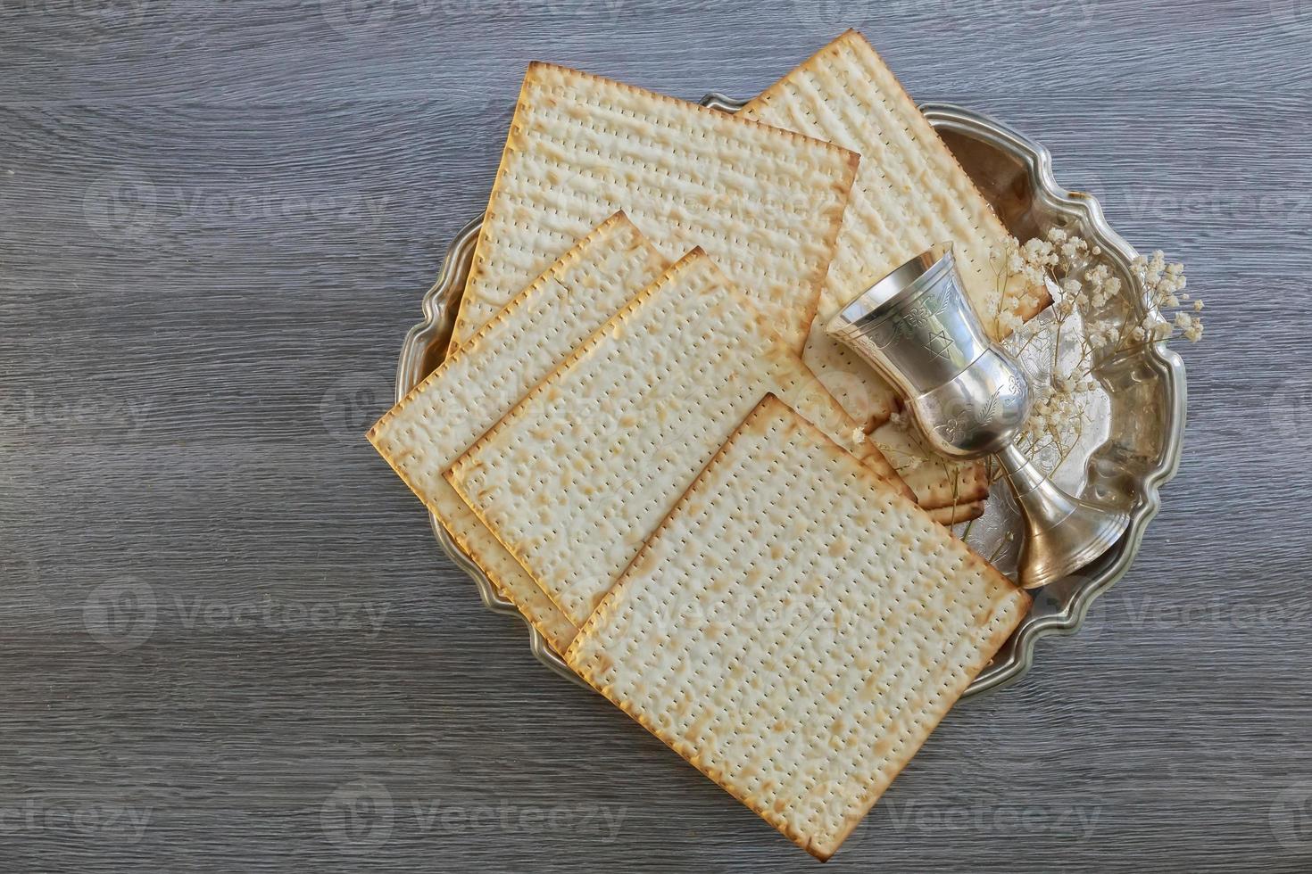 Pesach bodegón con vino y matzá pan de pascua judía foto