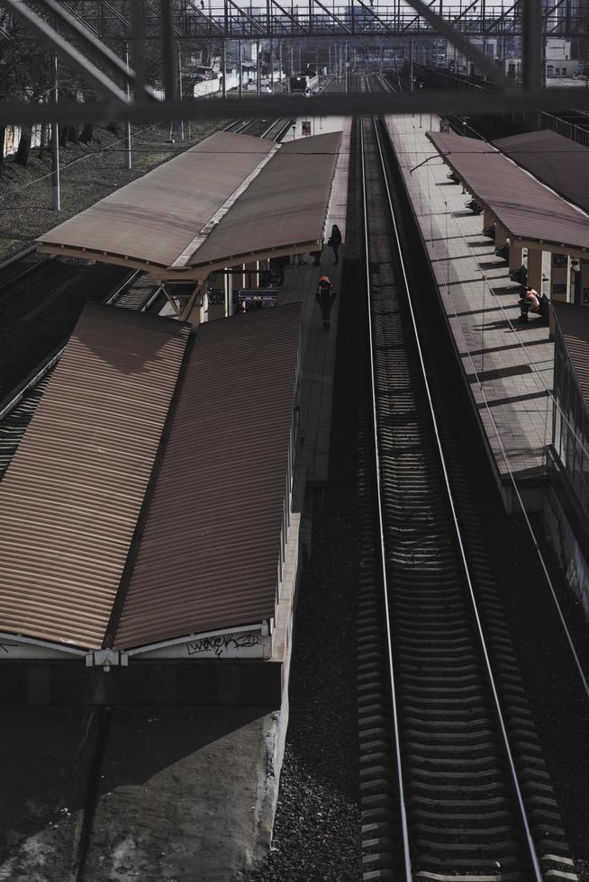 tren europeo moderno llega a la estación de tren foto