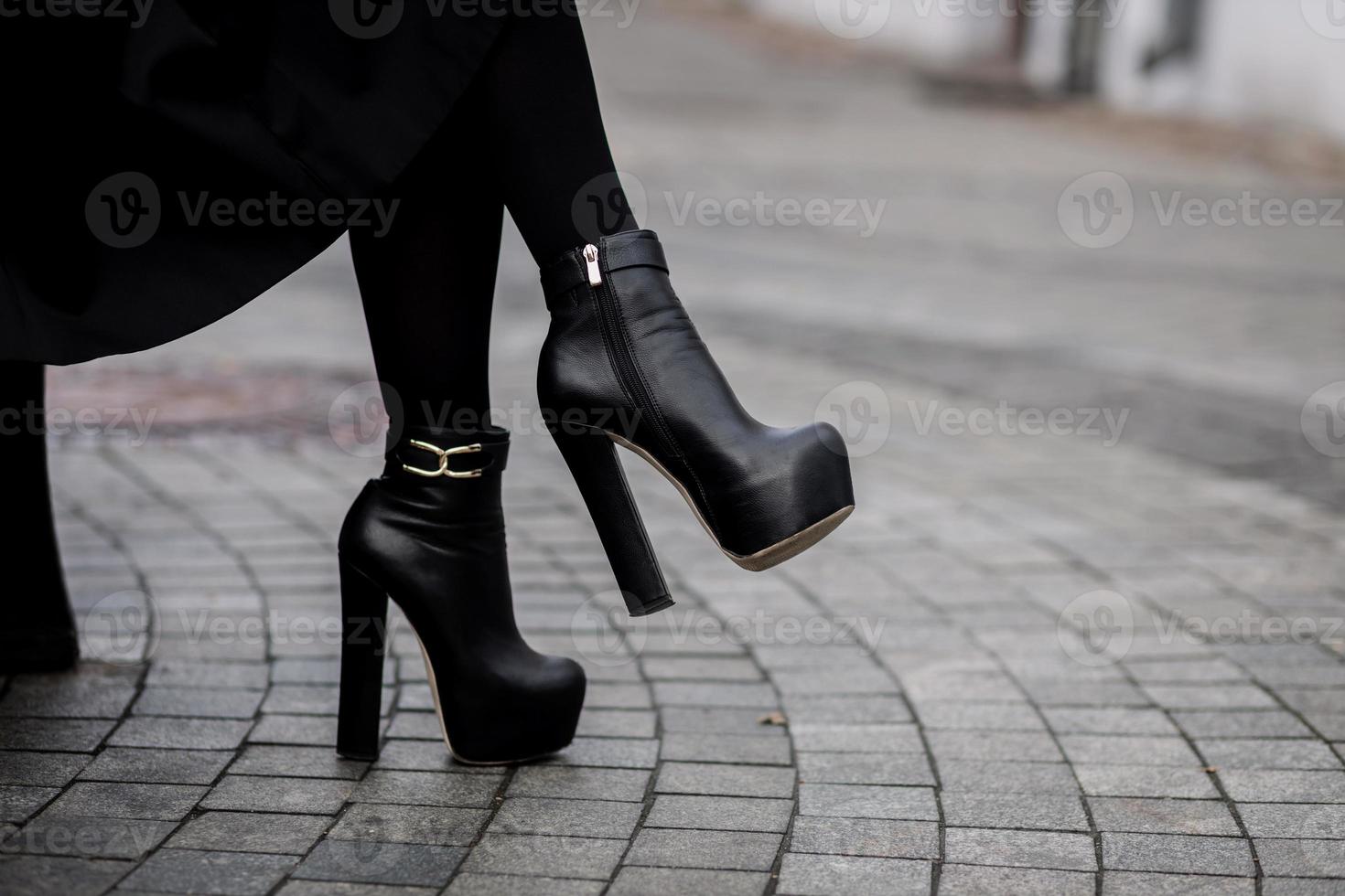 botas negras de alto mujer Foto de stock en