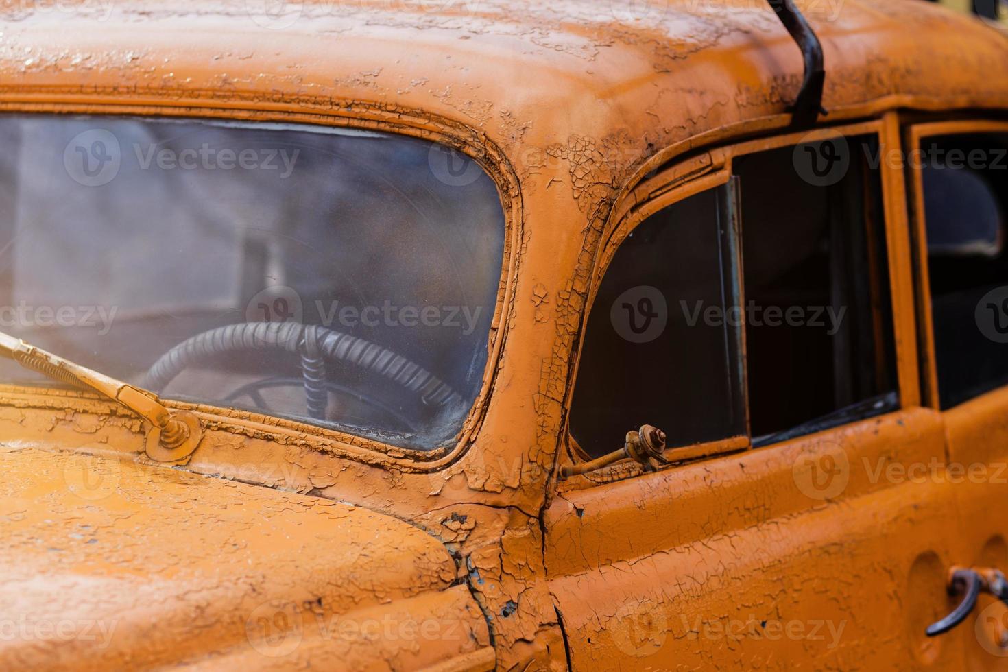 viejo coche oxidado afuera foto