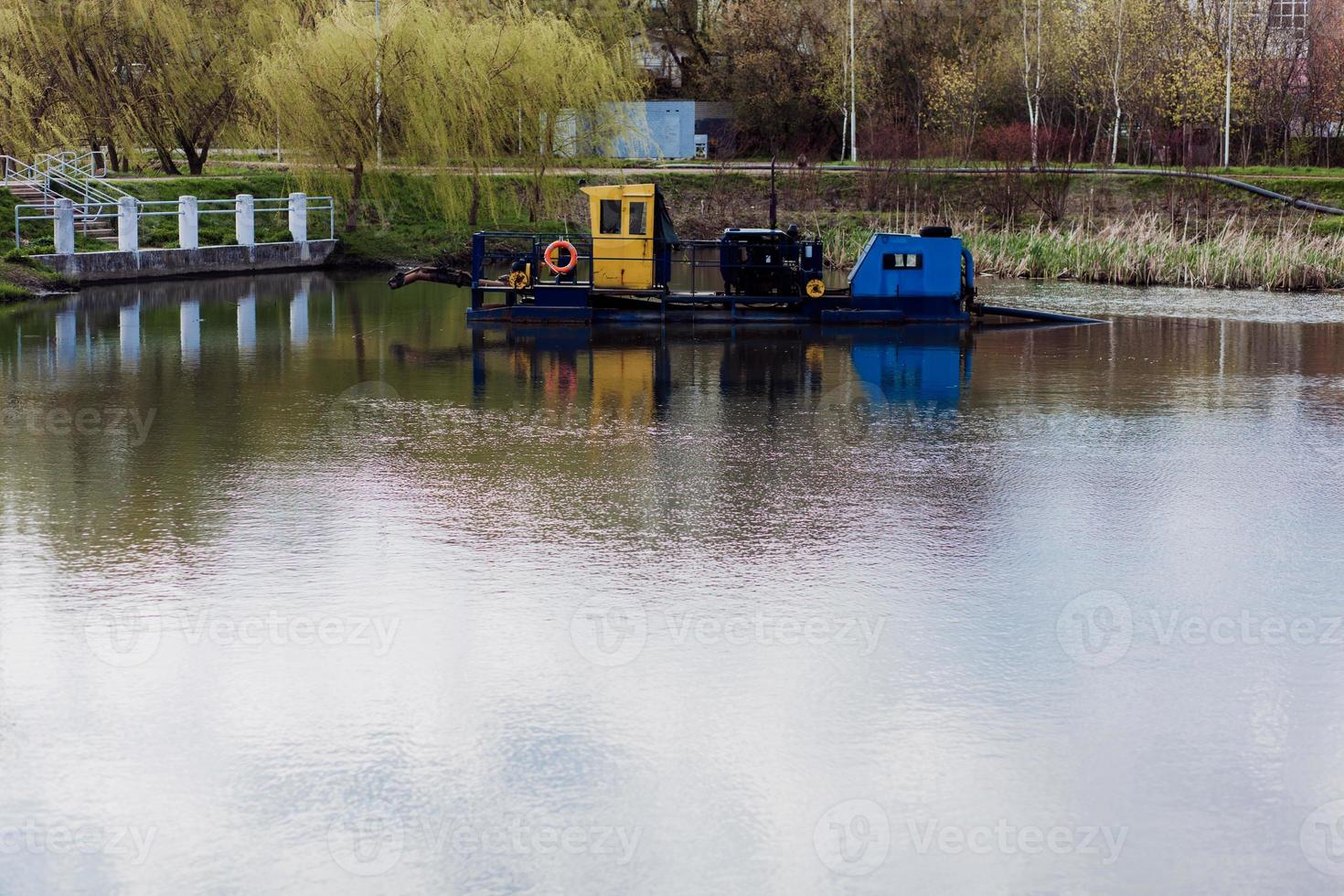 bote recolector de basura para limpiar el río foto