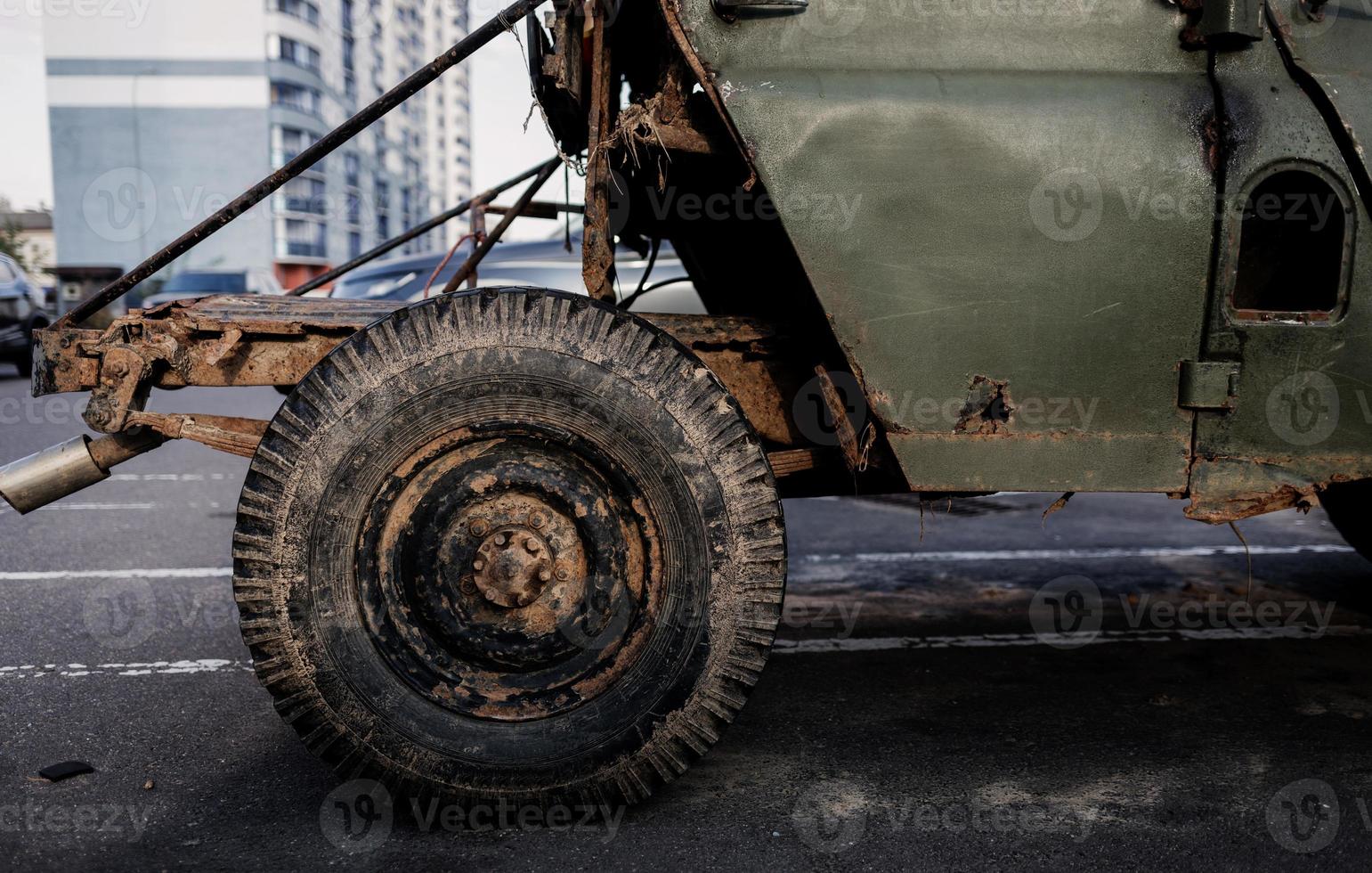 la rueda de un viejo coche de época foto