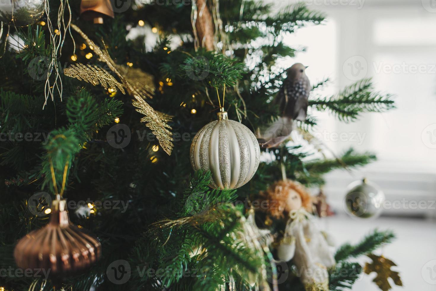 bolas en el arbol de navidad foto