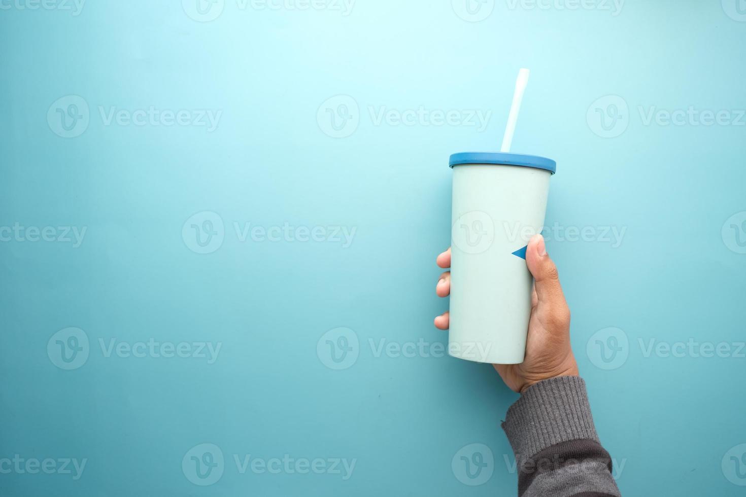 taza de café ecológica reutilizable en la mesa con espacio para copiar. foto