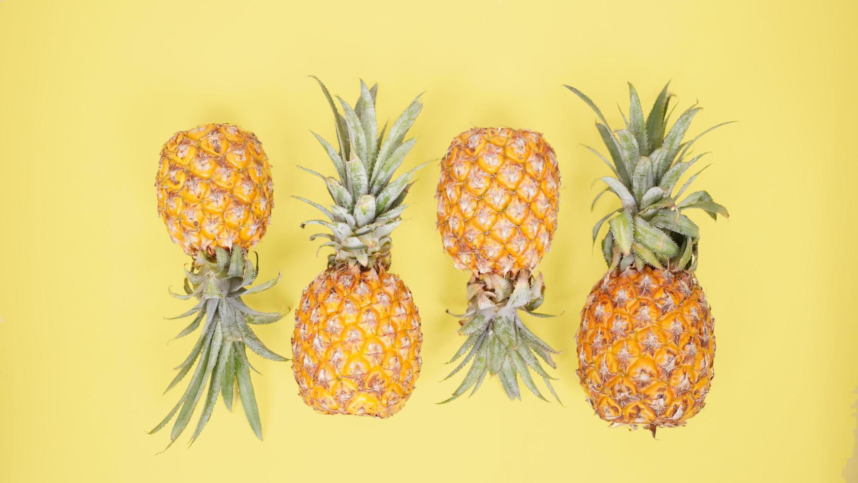 fruta de piña aislada en un fondo amarillo foto