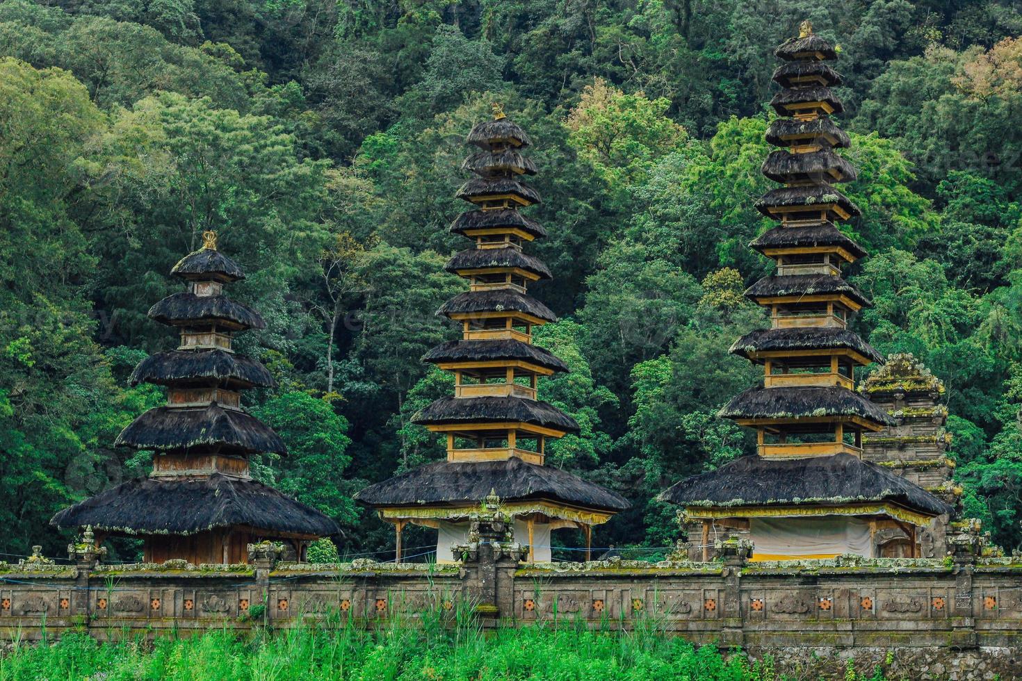 vista aérea de las ruinas del templo hindú de pura hulun danu en el lago tamblingan, bali, indonesia foto