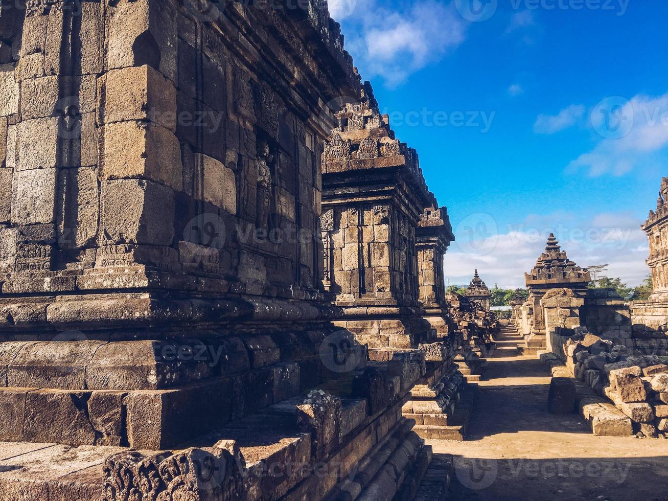 muchos pequeños templos en el templo complejo de plaosan con cielo azul y fondo de sol soleado. uno de los templos budistas javaneses ubicados en prambanan, klaten, java central, indonesia. foto