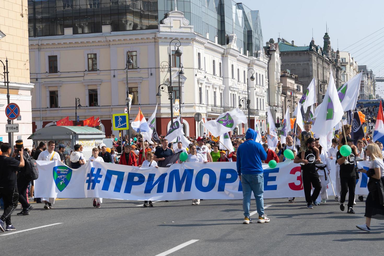 vladivostok, primorsky krai-29 de septiembre de 2019 -plaza de la ciudad con personas y automóviles durante las celebraciones del día del tigre. el carnaval está dedicado a la protección de la ecología y los tigres del lejano oriente. foto