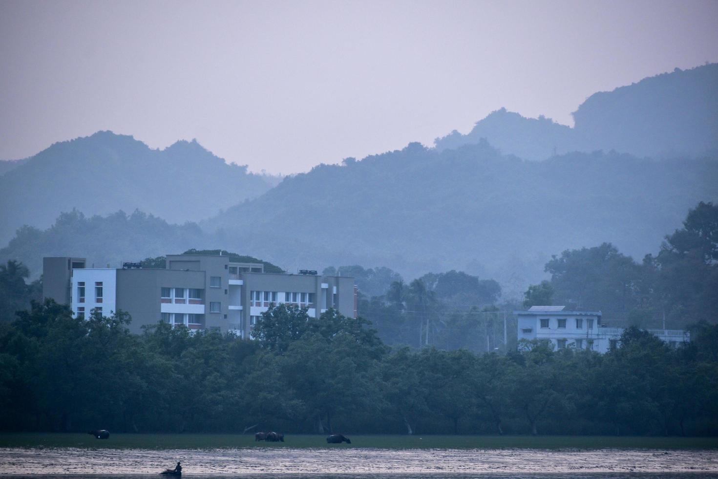 edificio natural en la orilla del río foto