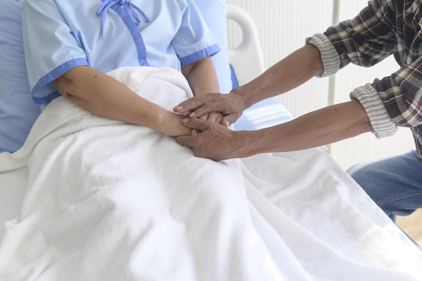 anciano visitando a una paciente con cáncer que usa pañuelo en la cabeza en el hospital, atención médica y concepto médico foto