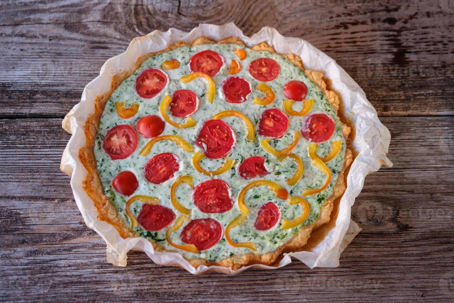 quiche francesa con tomate, pimiento y brócoli foto